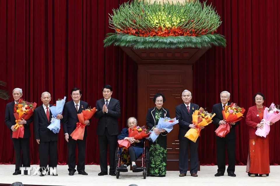 Đồng chí Lương Cường, Ủy viên Bộ Chính trị, Chủ tịch nước trao Huy hiệu Đảng cho các đồng chí nguyên Ủy viên Bộ Chính trị, nguyên Ủy viên Trung ương Đảng đợt 3/2. (Ảnh: Thống Nhất/TTXVN)