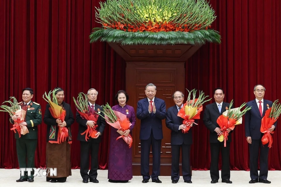 Tổng Bí thư Tô Lâm trao tặng Huân chương Hồ Chí Minh cho các đồng chí nguyên lãnh đạo Đảng, Nhà nước. (Ảnh: Thống Nhất/TTXVN)