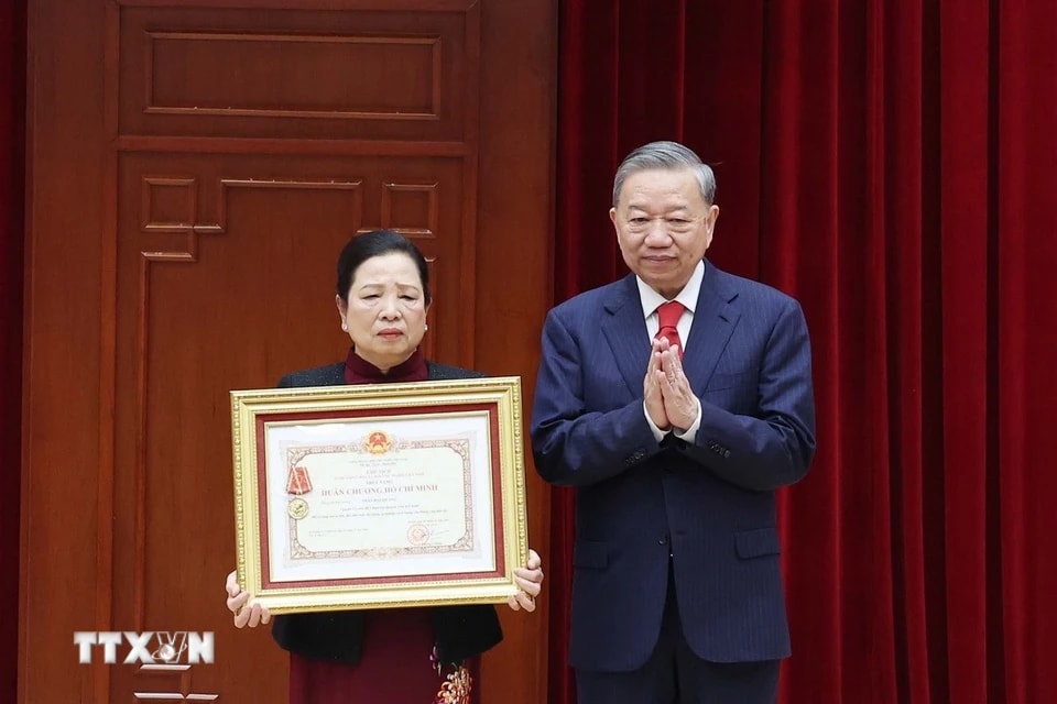 Tổng Bí thư Tô Lâm truy tặng Huân chương Hồ Chí Minh cho nguyên Ủy viên Bộ Chính trị, nguyên Chủ tịch nước Trần Đại Quang. (Ảnh: Thống Nhất/TTXVN)