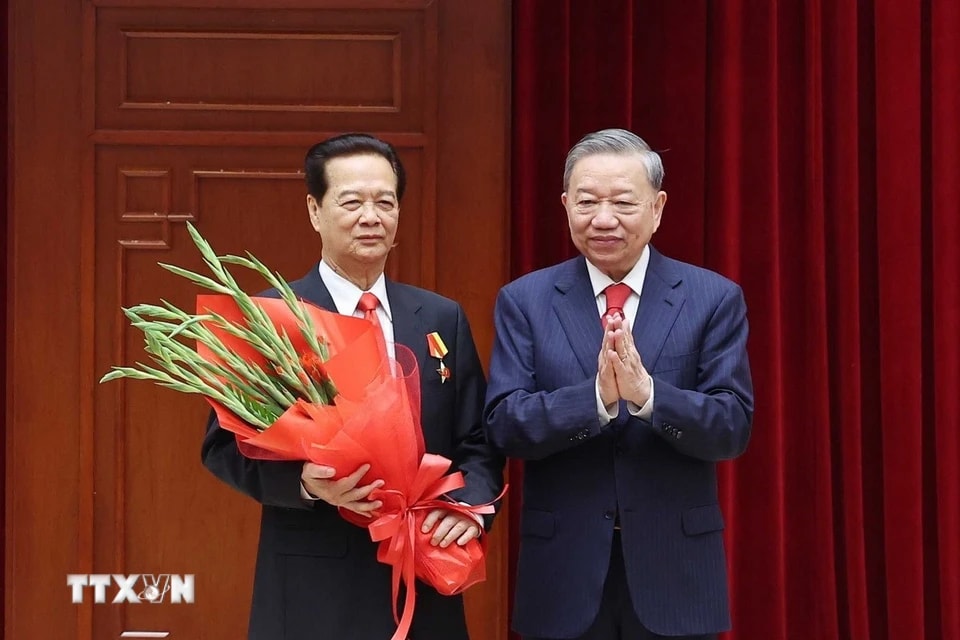 Tổng Bí thư Tô Lâm trao tặng Huân chương Sao vàng cho đồng chí Nguyễn Tấn Dũng, nguyên Ủy viên Bộ Chính trị, nguyên Thủ tướng Chính phủ. (Ảnh: Thống Nhất/TTXVN)