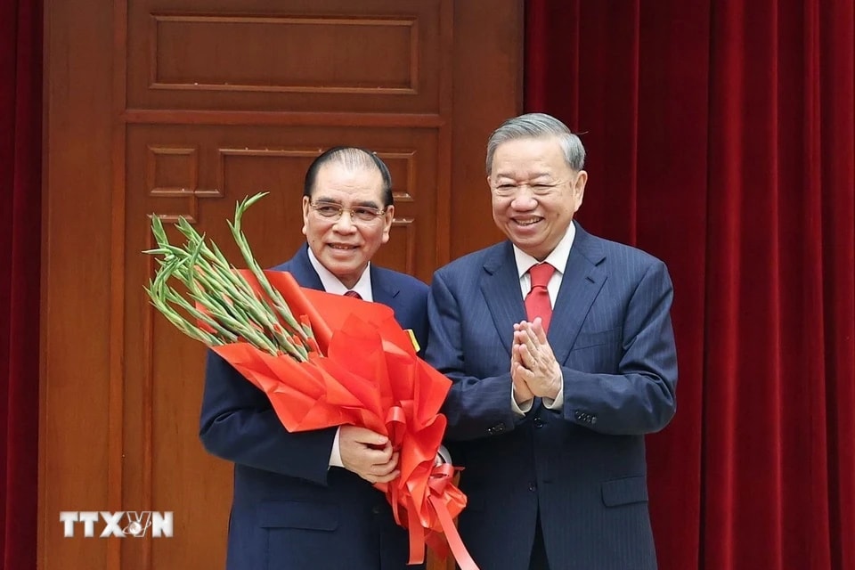 Tổng Bí thư Tô Lâm trao tặng Huân chương Sao vàng cho đồng chí Nông Đức Mạnh, nguyên Tổng Bí thư Ban Chấp hành Trung ương Đảng Cộng sản Việt Nam. (Ảnh: Thống Nhất/TTXVN)