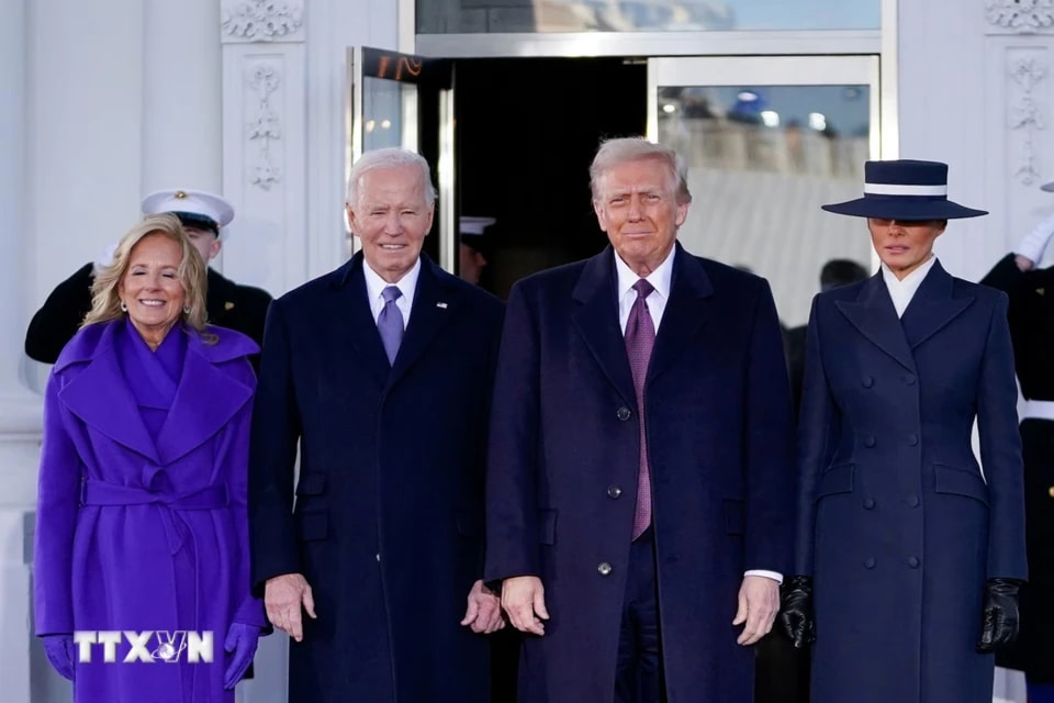 (Từ trái sang) Tổng thống đắc cử Mỹ Donald Trump cùng phu nhân Melania Trump và Tổng thống Joe Biden cùng phu nhân Jill Biden tại lễ nhậm chức của Tổng thống thứ 47 của Mỹ, ở Washington, U.S. (Ảnh: REUTERS/TTXVN)