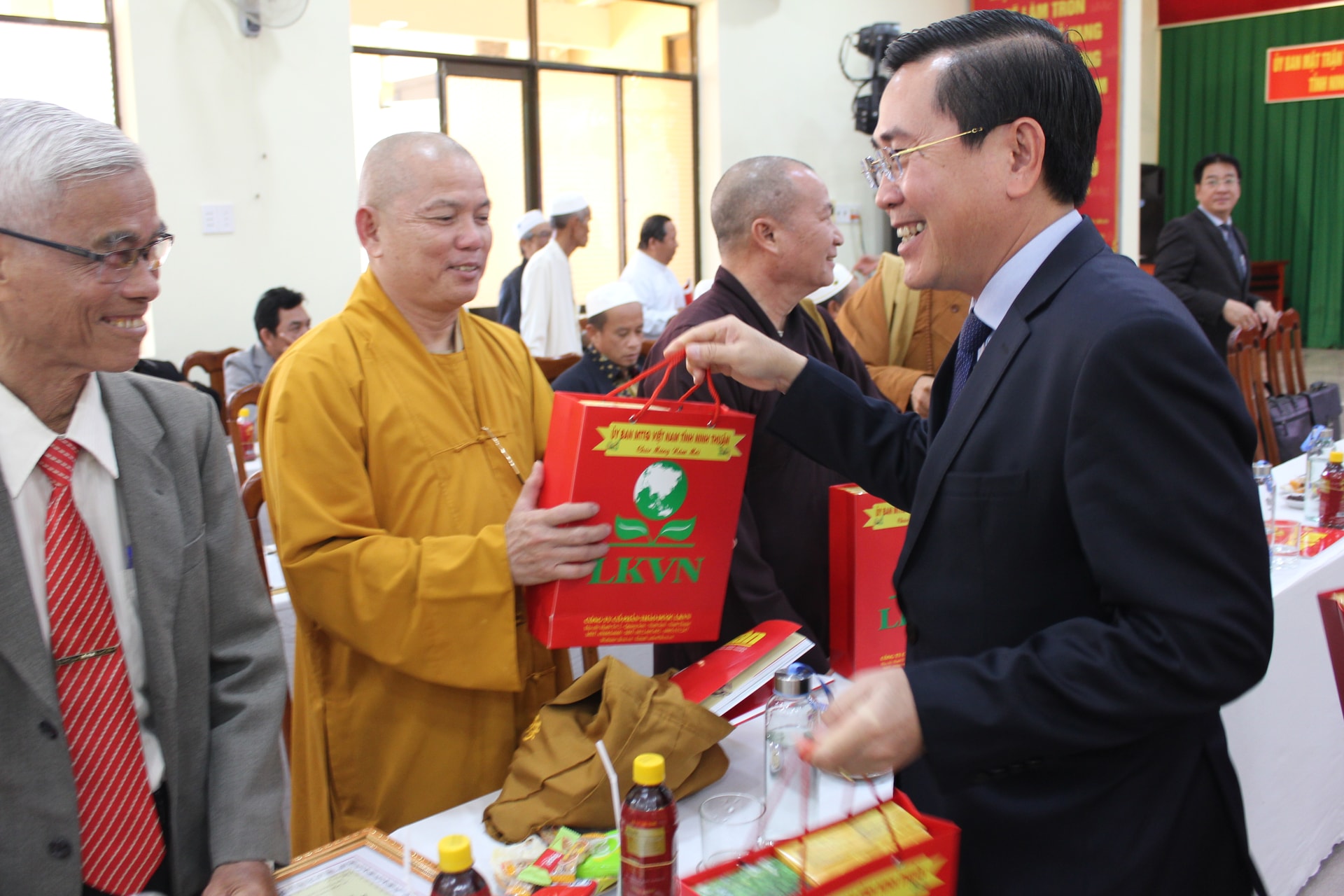 Lãnh đạo tỉnh Ninh Thuận, tặng quà cho các vị chức sắc các tôn giáo, người có uy tín tiêu biểu Xuân Ất Tỵ 2025.