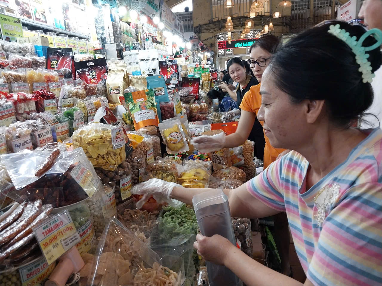 Hàng Tết 2 - Theo một số tiểu thương chợ Bến Thành, giá cả các loại bánh mứt cũng tương đương với cùng kỳ và không tăng cao.