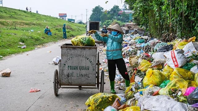 Tết “xanh” thường để chỉ việc tiêu dùng tiết kiệm – bảo vệ môi trường bền vững ngày Tết. Có rất nhiều ví dụ có thể minh họa cho xu hướng Tết “xanh”. Nó có thể là việc ưu tiên sử dụng sản phẩm có thể tái chế, được làm từ những chất liệu thân thiện với môi trường, hạn chế sử dụng bao nilon một lần khi đi chợ/siêu thị , hay tận dụng các sản phẩm còn lại trong nhà bằng việc kiểm tra hạn sử dụng, cân đối mua sắm sản phẩm mới sao cho không lãng phí