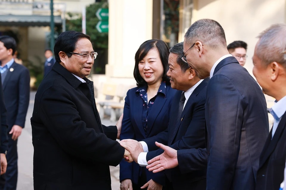 Thủ tướng Phạm Minh Chính thăm, chúc Tết cán bộ, y sỹ, bác sỹ và nhân viên y tế Bệnh viện Phổi Trung ương. (Ảnh: Dương Giang/TTXVN)