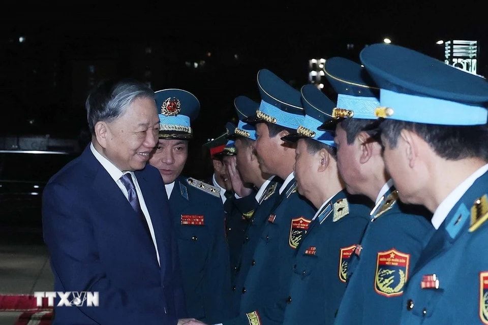 Tổng Bí thư Tô Lâm với lãnh đạo Bộ Quốc phòng và Quân chủng Phòng không-Không quân. (Ảnh: Thống Nhất/TTXVN)