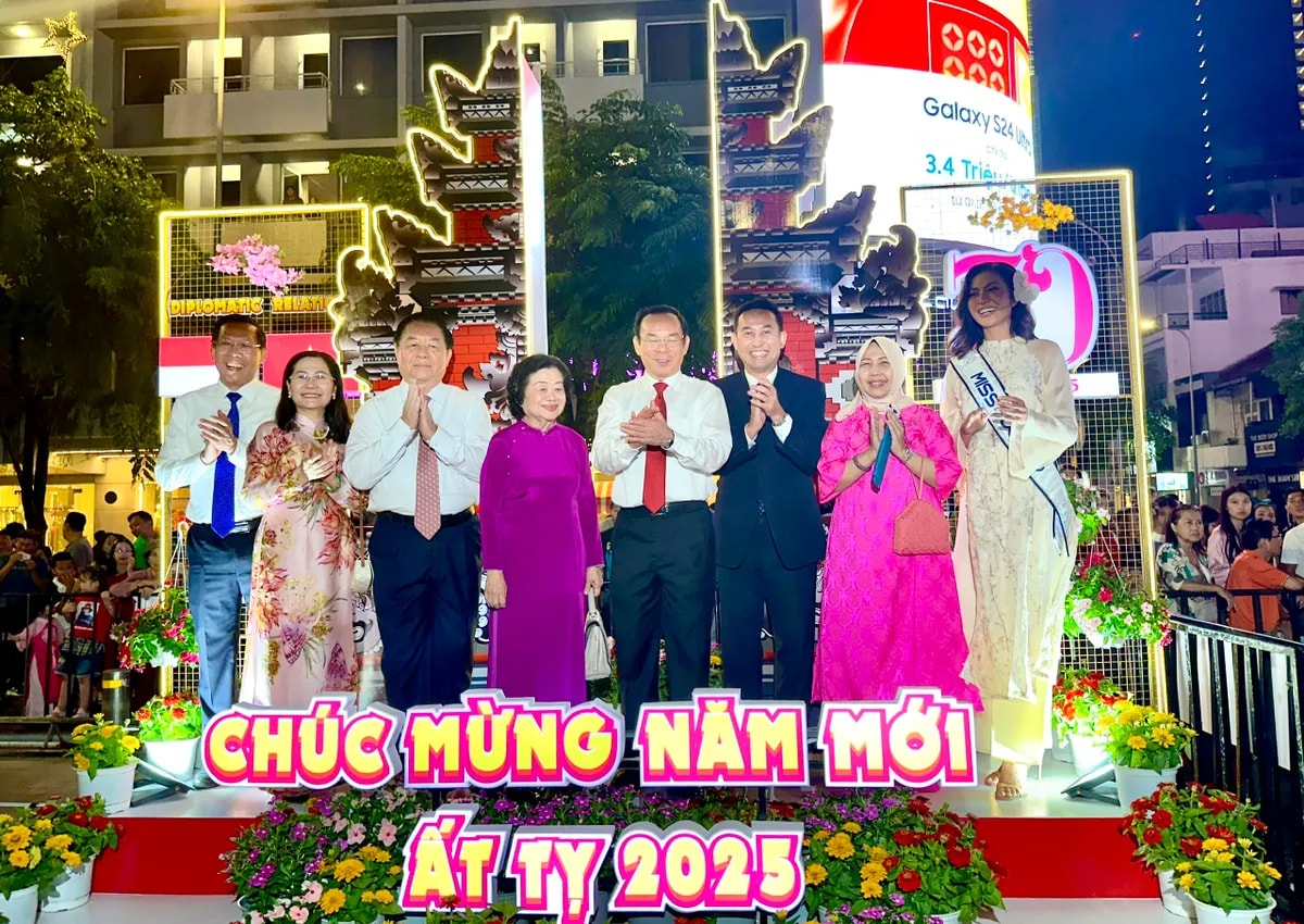 TP Hồ Chí Minh khai mạc Đường hoa Nguyễn Huệ Tết Ất Tỵ - Ảnh 8.