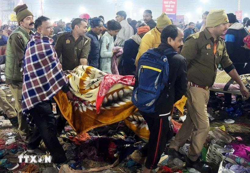 Lực lượng cứu hộ chuyển nạn nhân sau vụ giẫm đạp tại lễ hội tôn giáo Kumbh Mela ở thành phố Prayagraj, bang Uttar Pradesh, Ấn Độ ngày 29/1/2025. (Ảnh: THX/TTXVN)