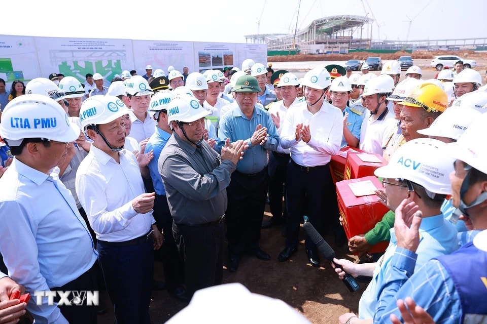 Thủ tướng Phạm Minh Chính chúc Tết kỹ sư, công nhân thi công sân bay Long Thành. (Ảnh: Dương Giang/TTXVN)