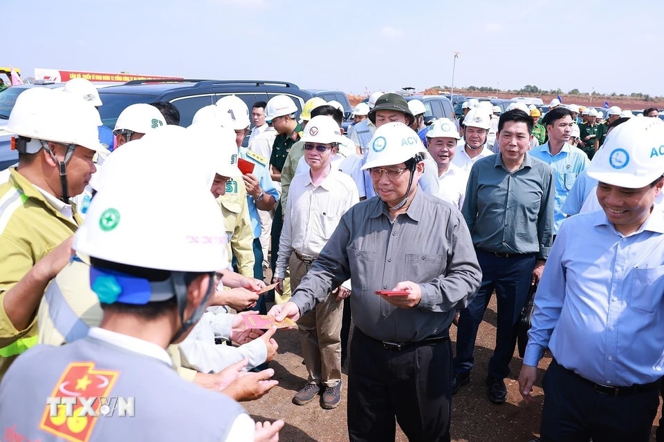 Thủ tướng Phạm Minh Chính chúc Tết kỹ sư, công nhân các đơn vị thi công sân bay Long Thành. (Ảnh: Dương Giang/TTXVN)