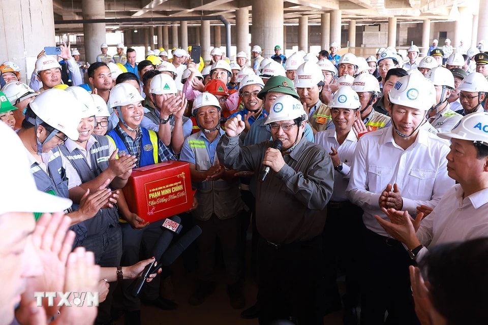 Thủ tướng Phạm Minh Chính chúc Tết và giao nhiệm vụ cho các đơn vị thi công sân bay Long Thành. (Ảnh: Dương Giang/TTXVN)