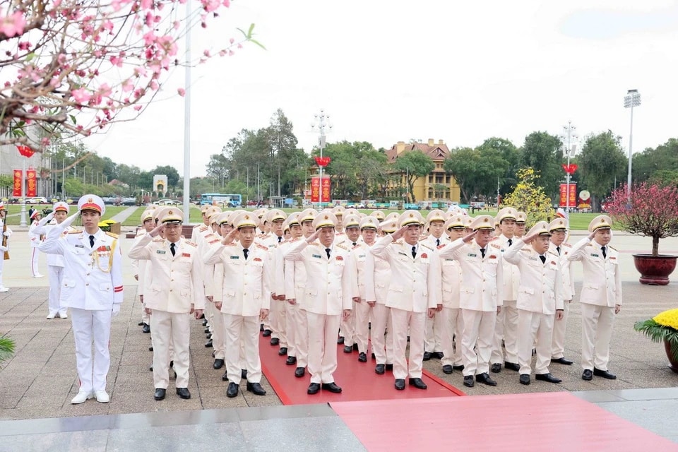 Đoàn đại biểu Đảng ủy Công an Trung ương - Bộ Công an thành kính tưởng niệm Chủ tịch Hồ Chí Minh. (Ảnh: Phạm Kiên/TTXVN)