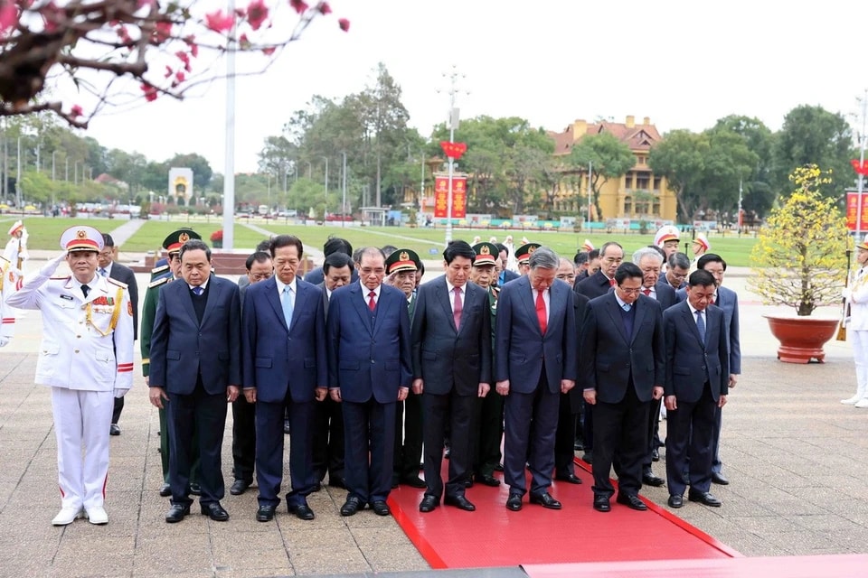 Đoàn đại biểu lãnh đạo, nguyên lãnh đạo Đảng, Nhà nước thành kính tưởng nhớ Chủ tịch Hồ Chí Minh. (Ảnh: Phạm Kiên/TTXVN)