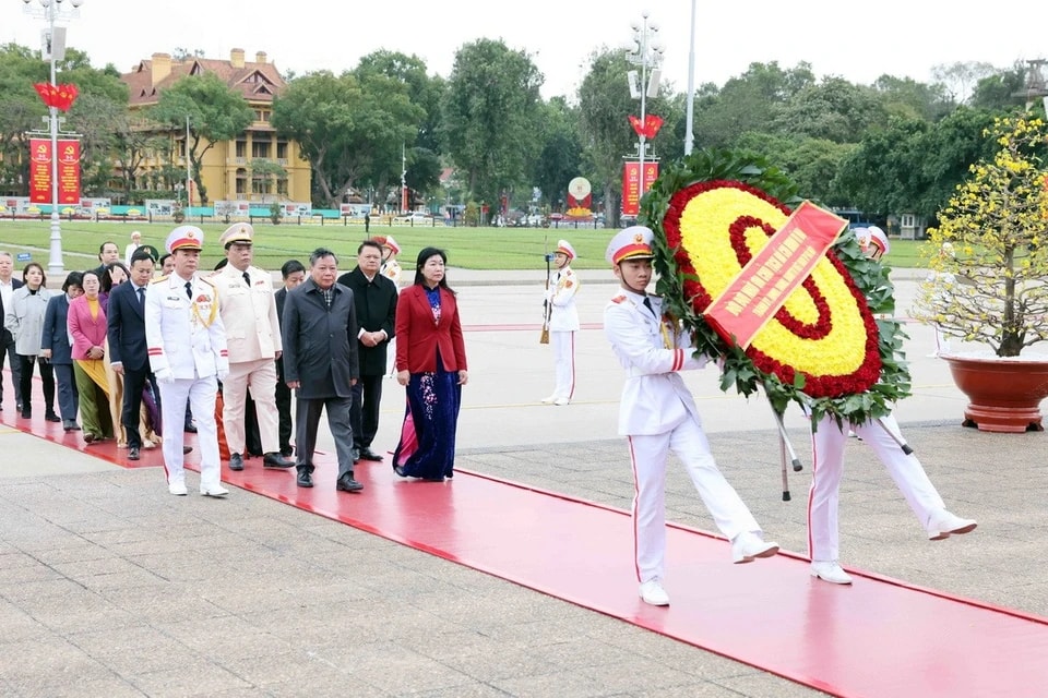 Đoàn đại biểu Thành ủy, Hội đồng Nhân dân, Ủy ban Nhân dân, Mặt trận Tổ quốc Việt Nam thành phố Hà Nội vào Lăng viếng Chủ tịch Hồ Chí Minh. (Ảnh: Phạm Kiên/TTXVN)