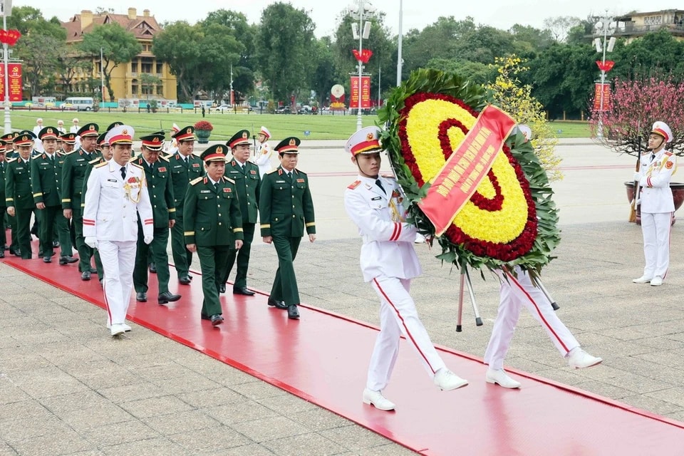 Đoàn đại biểu Quân ủy Trung ương - Bộ Quốc phòng vào Lăng viếng Chủ tịch Hồ Chí Minh. (Ảnh: Phạm Kiên/TTXVN)