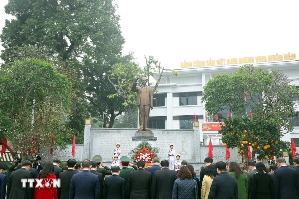 Tổng Bí thư Tô Lâm và đoàn công tác dâng hoa tưởng nhớ Chủ tịch Hồ Chí Minh tại Tỉnh ủy Hà Giang. (Ảnh: Thống Nhất/TTXVN)