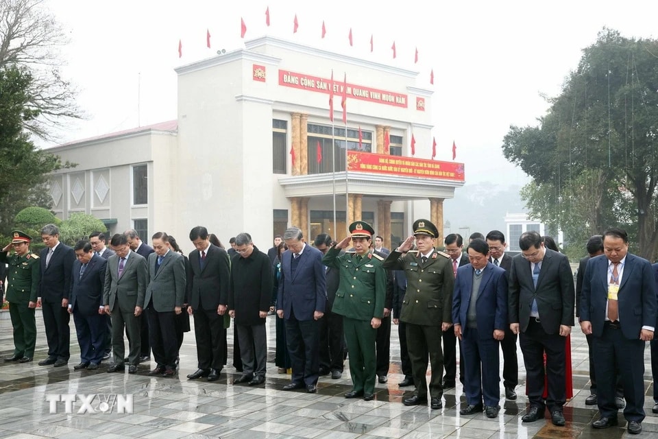 Tổng Bí thư Tô Lâm và đoàn công tác thành kính tưởng nhớ Chủ tịch Hồ Chí Minh. (Ảnh: Thống Nhất/TTXVN)