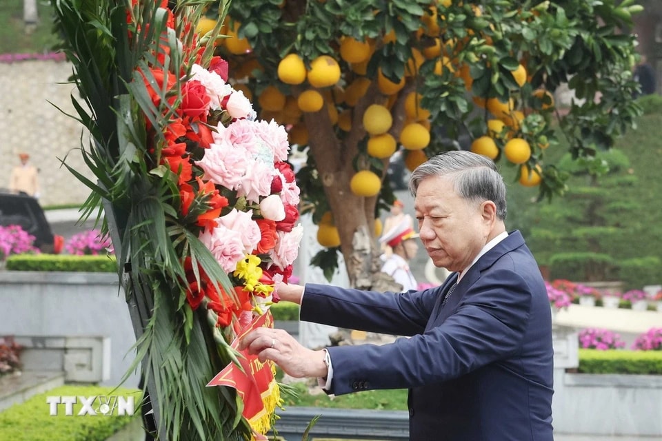 Tổng Bí thư Tô Lâm dâng hoa trước Tượng đài Bác Hồ trong khuôn viên Tỉnh ủy Hà Giang. (Ảnh: Thống Nhất/TTXVN)