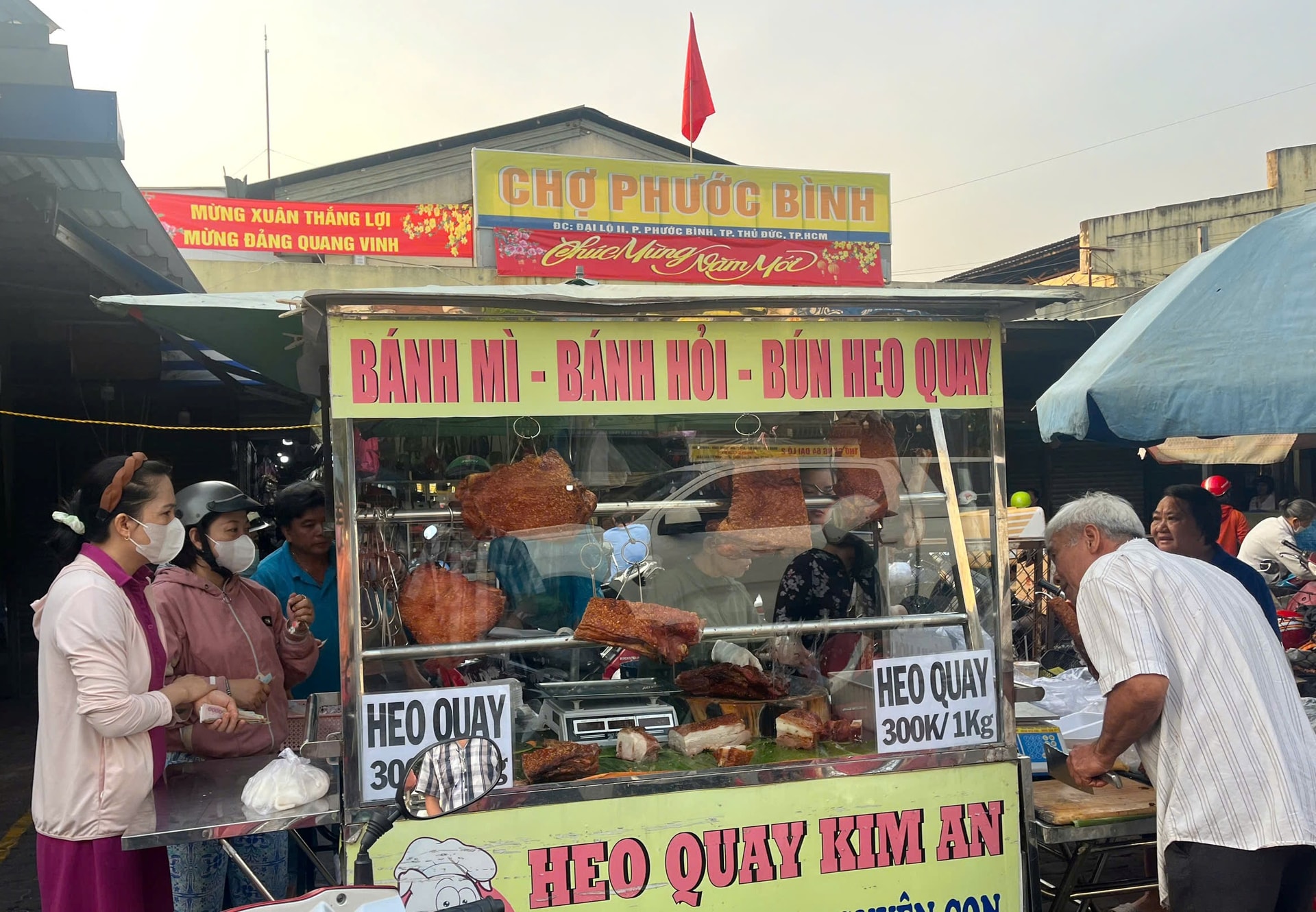 VTT - Bánh hỏi, heo quay cũng đông khách mua