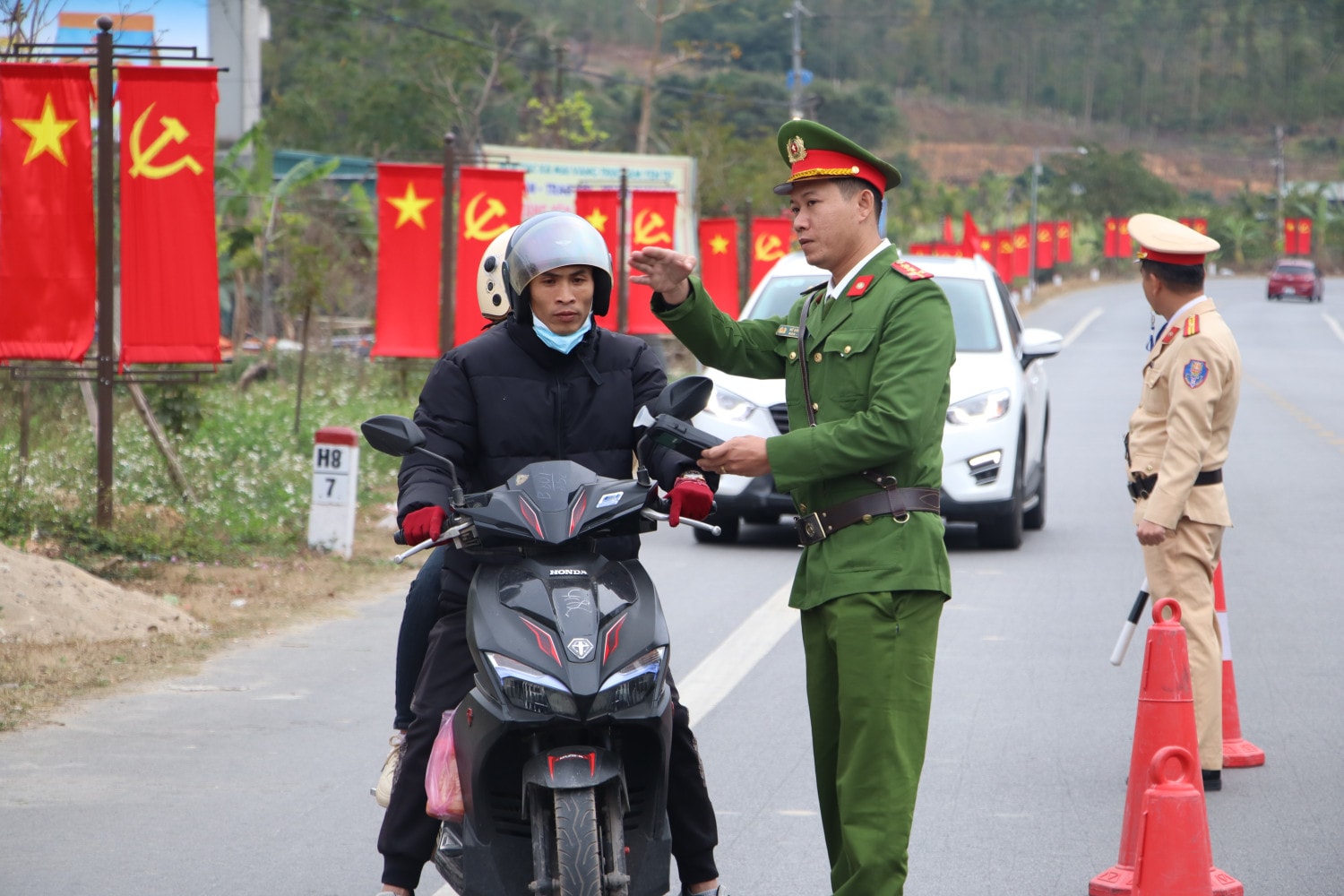 cong an thanh pho uong bi tang cuong kiem tra nong do con duong vao danh thang yen tu