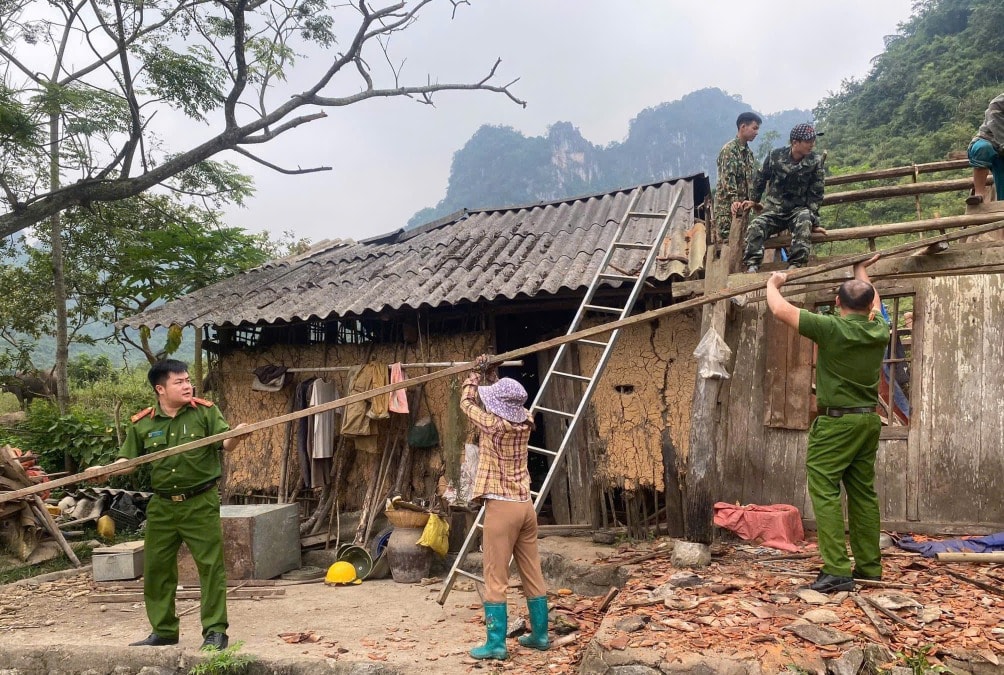 Ban Công tác Mặt trận thôn Nhà Trường (xã Thanh Chăn, huyện Điện Biên, tỉnh Điện Biên) tuyên truyền, vận động nhân dân thực hiện tốt Quy chế dân chủ ở cơ sở.