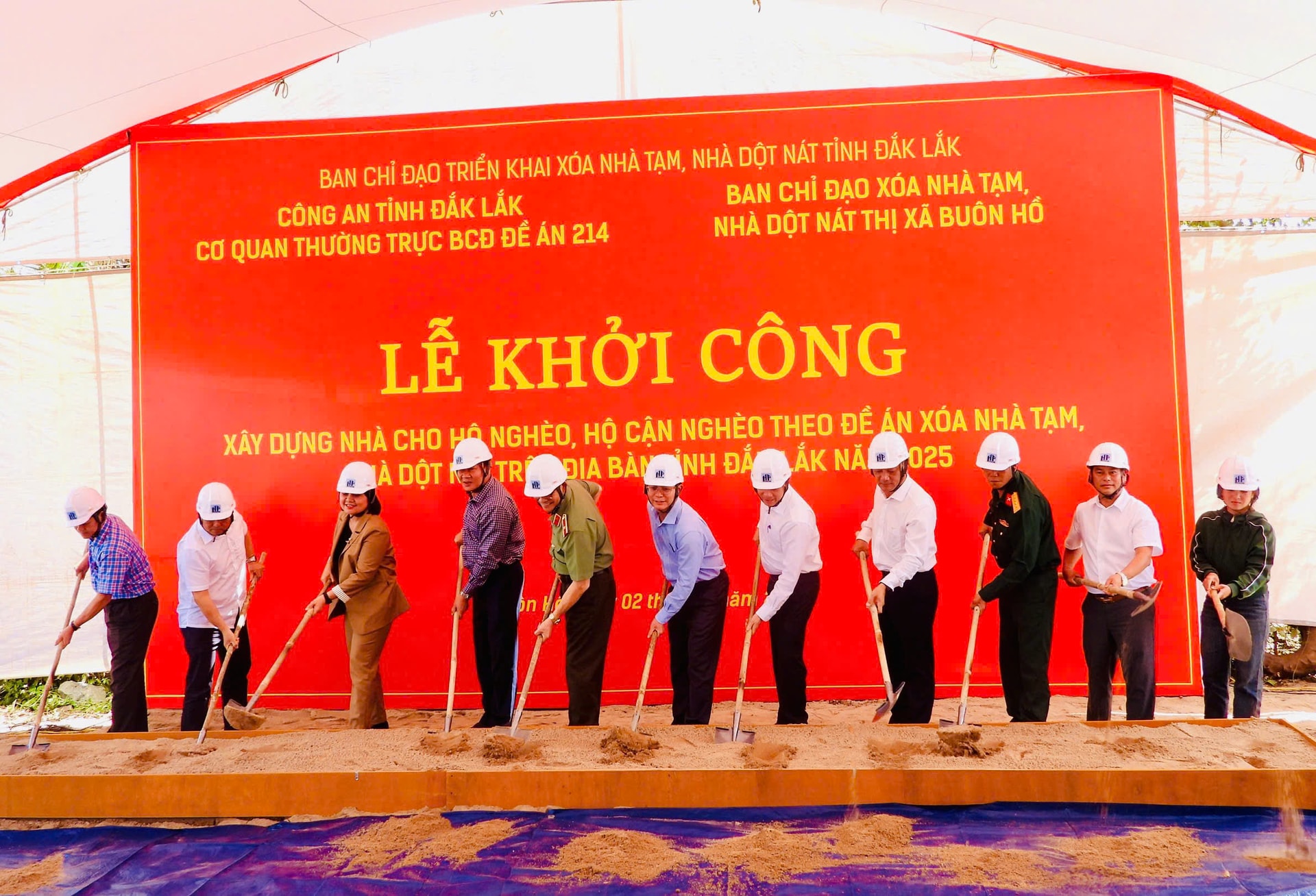 Các đại biểu động thổ khởi công nhà cho hộ ông Y Thăn Ksơr, buôn Kmiên, xã Ea Drông thị xã Buôn Hồ. Ảnh: Thanh Nga