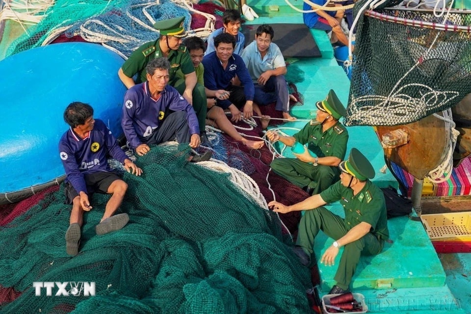 Cán bộ, chiến sỹ Đồn Biên phòng Trường Sa luôn gắn kết, hỗ trợ ngư dân Việt Nam vươn khơi bám biển. (Ảnh: Hồng Đạt/TTXVN)