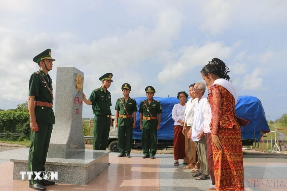 Cán bộ, chiến sỹ Đồn Biên phòng cửa khẩu quốc tế Tịnh Biên (An Giang) cùng bà con dân tộc Khmer tuần tra biên giới tại khu vực cột mốc 275. (Ảnh: Công Mạo/TTXVN)