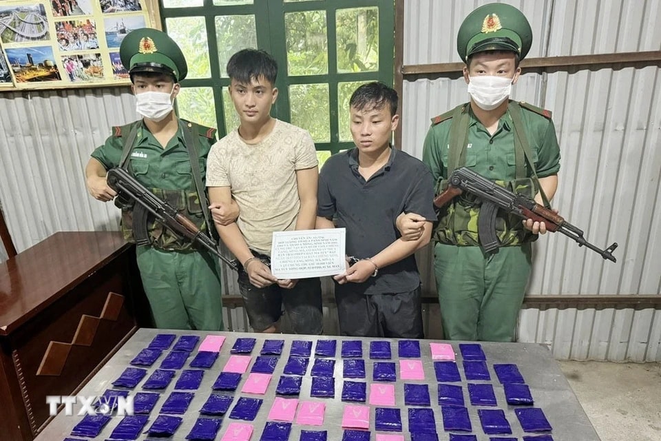 Bộ đội Biên phòng tỉnh Sơn La chủ trì, phối hợp với các lực lượng chức năng bắt giữ hai đối tượng về hành vi mua bán trái phép chất ma túy, thu giữ 18.000 viên ma túy tổng hợp. (Ảnh: TTXVN phát)