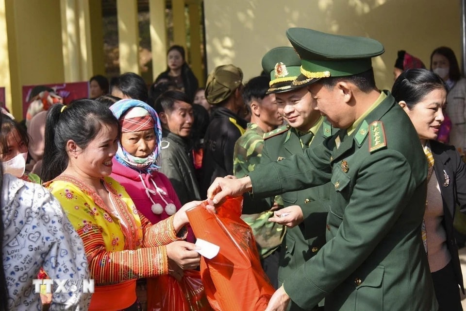 Người dân vùng cao vui vẻ nhận quà tại gian hàng 0 đồng trong Ngày hội “Xuân Biên phòng ấm lòng dân bản” do Bộ Chỉ huy Bộ đội Biên phòng tỉnh Điện Biên tổ chức (2024). (Ảnh: Xuân Tư/TTXVN)