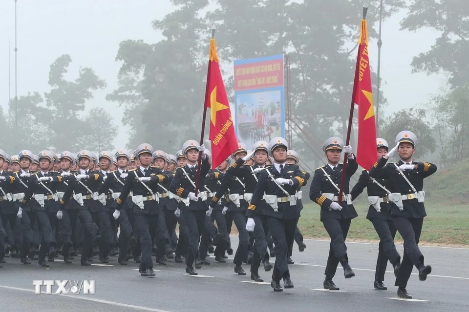 Khối sỹ quan hải quân tham gia hợp luyện. (Ảnh: Trọng Đức/TTXVN)