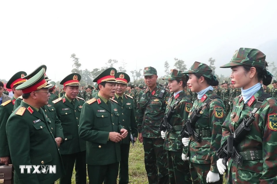 Đại tướng Nguyễn Tân Cương, Tổng Tham mưu trưởng, Thứ trưởng Bộ Quốc phòng động viên, rút kinh nghiệm các khối tham gia buổi hợp luyện. (Ảnh: Trọng Đức/TTXVN)