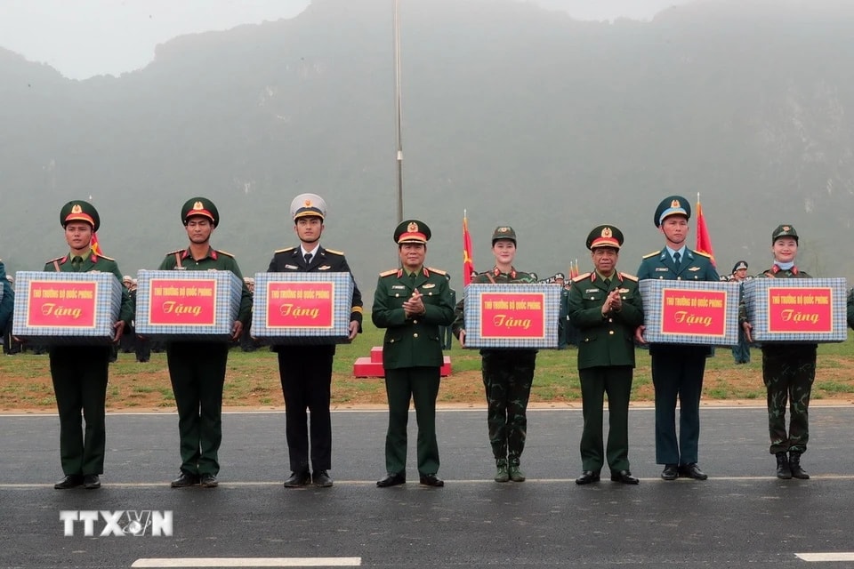 Đại tướng Nguyễn Tân Cương, Tổng Tham mưu trưởng, Thứ trưởng Bộ Quốc phòng tặng quà, động viên các khối tham gia hợp luyện. (Ảnh: Trọng Đức/TTXVN)