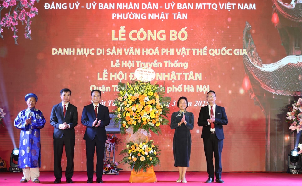 Phó Trưởng đoàn chuyên trách Đoàn đại biểu Quốc hội TP Hà Nội Phạm Thị Thanh Mai tặng hoa chúc mừng phường Nhật Tân.