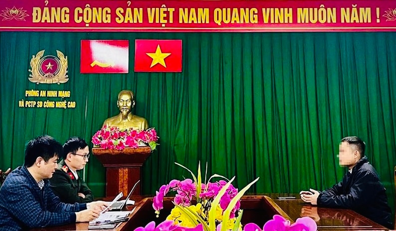 Phòng An ninh mạng và Phòng chống tội phạm sử dụng công nghệ cao, Công an Hà Tĩnh làm việc với chủ tài khoản Tiktok T.D.T. Ảnh: CAHT.