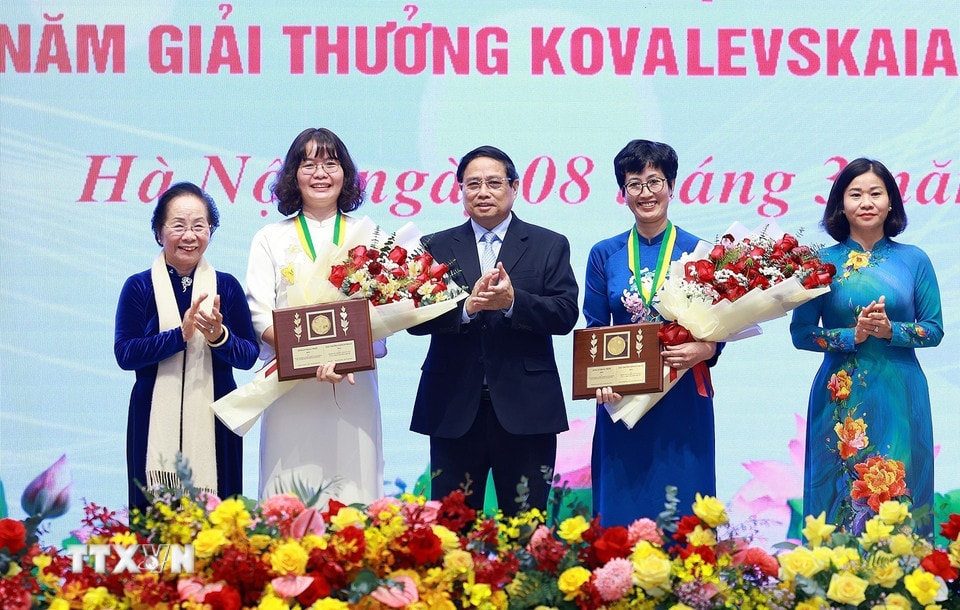 Thủ tướng Phạm Minh Chính trao Giải thưởng Kovalevskaia năm 2024. (Ảnh: Dương Giang/TTXVN)