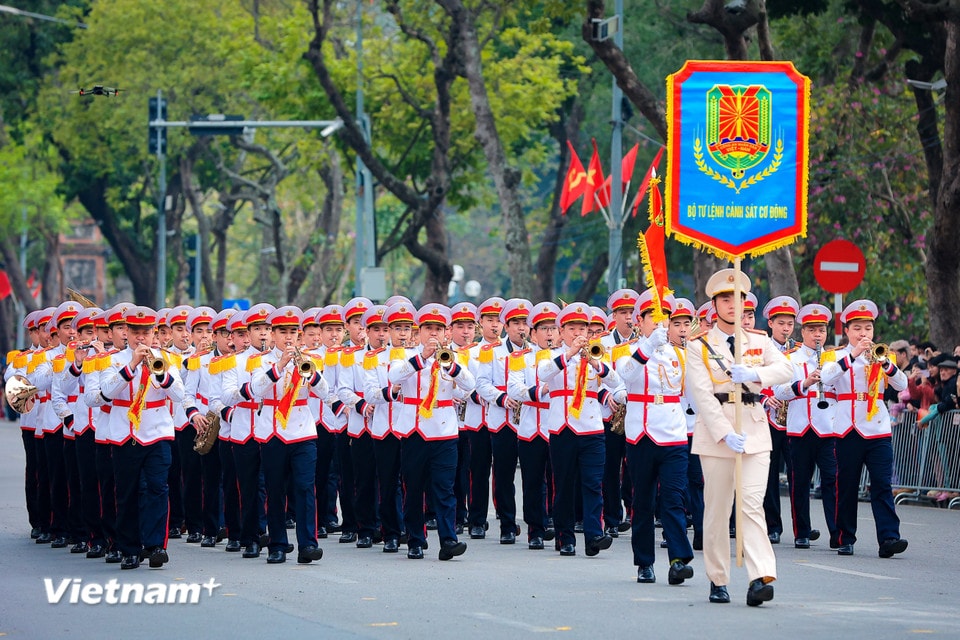 Tiếp theo là phần biểu diễn của Đội nhạc lễ Đoàn Nghi lễ Công an Nhân dân- một đơn vị nghệ thuật đặc biệt, đại diện cho tinh thần kỷ luật, trang nghiêm và lòng tự hào của lực lượng Công an Nhân dân Việt Nam. (Ảnh: Hoài Nam/Vietnam+)