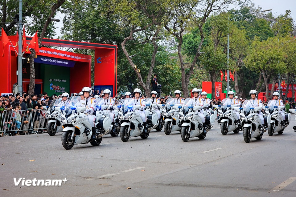 Tiếp theo là phần diễu hành môtô hộ tống, được mệnh danh là 'lá chắn thép' trên mọi nẻo đường. (Ảnh: Hoài Nam/Vietnam+)