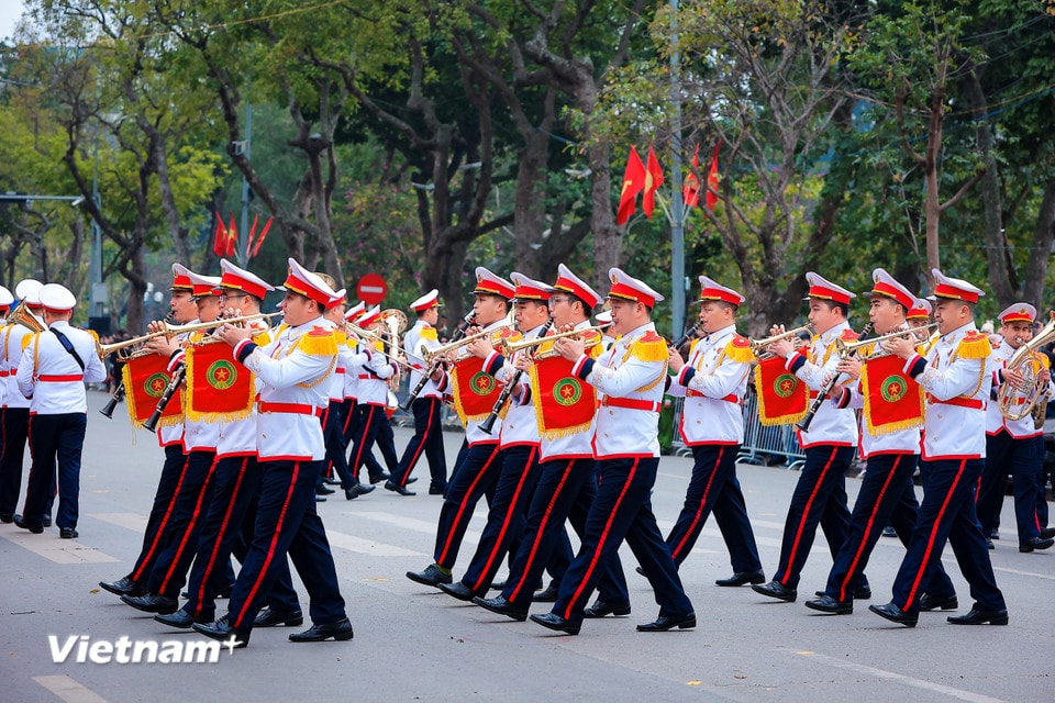 Đội nhạc lễ đã góp mặt trong nhiều sự kiện quan trọng của đất nước, từ các nghi lễ cấp quốc gia đến những chương trình giao lưu quốc tế. Những giai điệu hào hùng, trang trọng và đầy khí thế của Đội nhạc lễ mang đến không chỉ thể hiện bản sắc của lực lượng Công an Nhân dân mà còn góp phần tôn vinh giá trị văn hóa, lịch sử dân tộc. (Ảnh: Hoài Nam/Vietnam+)