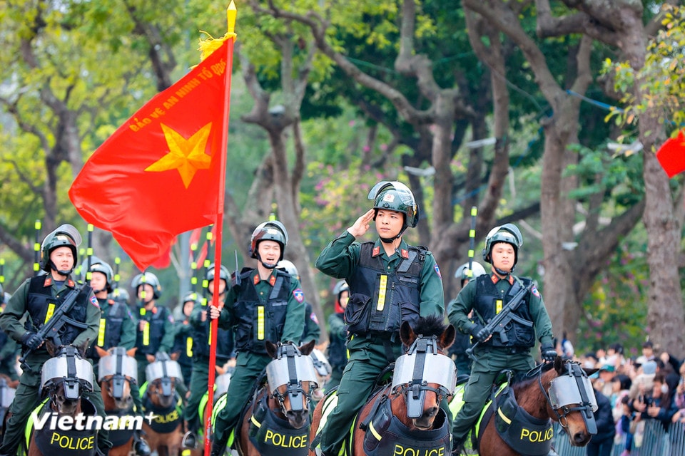 Tiếp đến là màn trình diễn của Đoàn Cảnh sát cơ động kỵ binh thuộc Bộ Tư lệnh Cảnh sát cơ động (Bộ Công an), là đơn vị vũ trang chiến đấu tập trung. (Ảnh: Hoài Nam/Vietnam+)