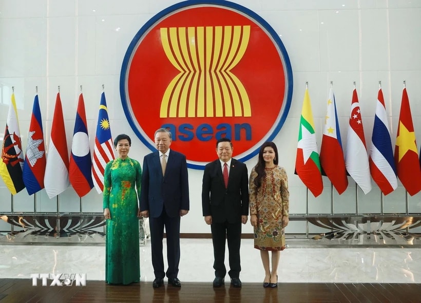 Tổng Bí thư Tô Lâm và Phu nhân cùng Tổng Thư ký ASEAN Kao Kim Hourn và Phu nhân tại Trụ sở Ban Thư ký ASEAN. (Ảnh: Thống Nhất/TTXVN)