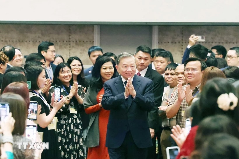 Tổng Bí thư Tô Lâm và Phu nhân gặp gỡ cán bộ, nhân viên cơ quan đại diện và đại diện cộng đồng người Việt Nam tại Singapore. (Ảnh: Thống Nhất/TTXVN)