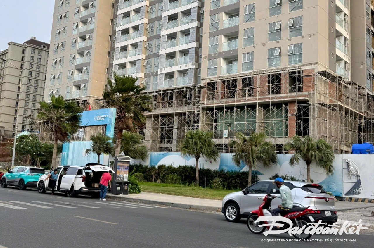 Một block căn hộ thuộc dự án Hưng Thịnh với hiện trạng thi công dang dở phần căn hộ thương mại dịch vụ. Ảnh: T.Nam.