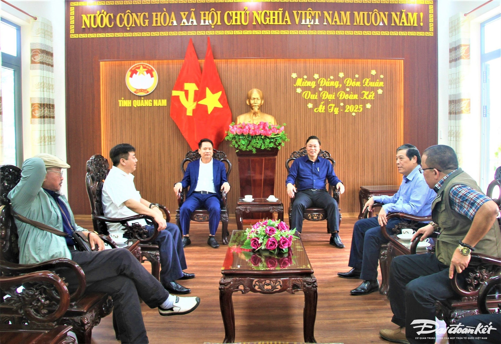 Tổng biên tập Trương Thành Trung thăm và làm việc với ông Lê Trí Thanh, Chủ tịch Ủy ban Mặt trận Tổ quốc Việt Nam tỉnh Quảng Nam. (Ảnh: Chí Đại)