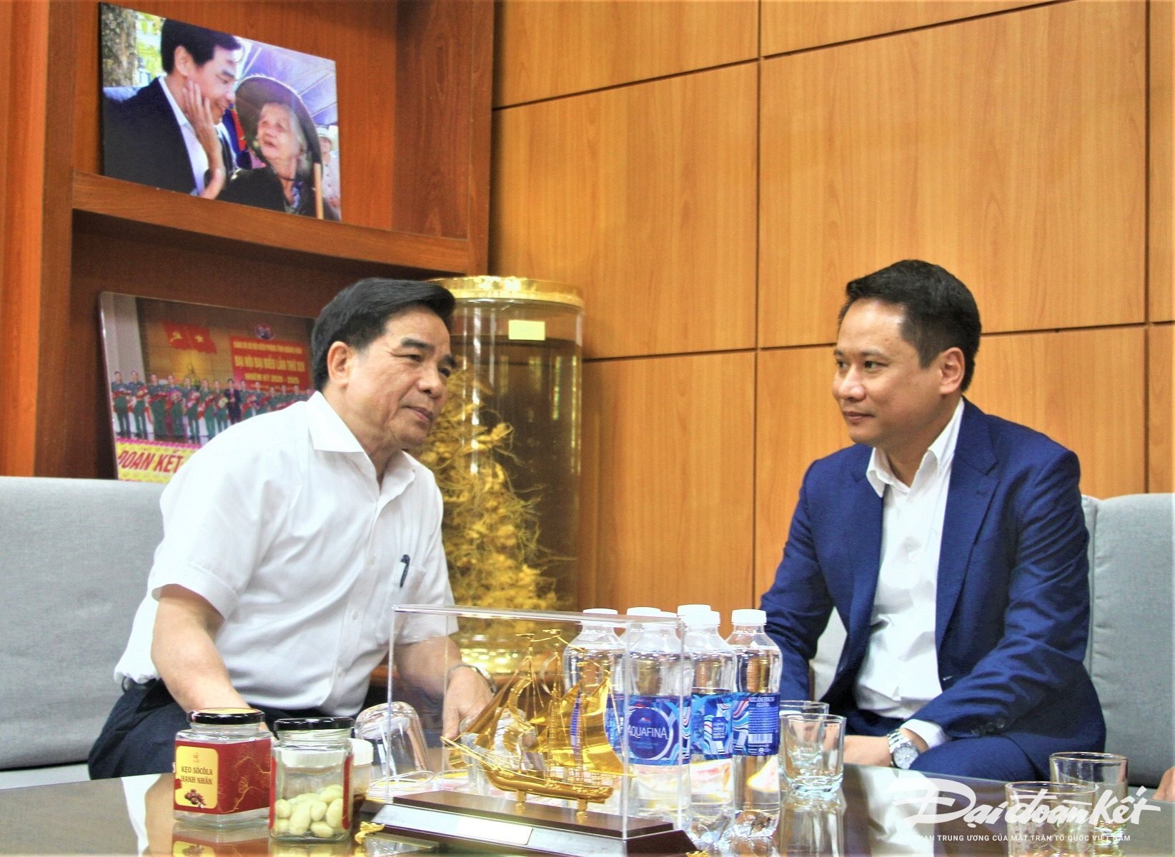 Tổng biên tập Trương Thành Trung thăm và làm việc với ông Lê Văn Dũng, Chủ tịch UBND tỉnh Quảng Nam. (Ảnh: Tấn Thành)