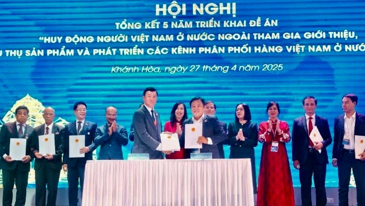 Ký kết các biên bản ghi nhớ giữa các doanh nghiệp, hiệp hội của Việt Nam và người Việt Nam ở nước ngoài tại hội nghị. (ảnh Thùy Trang).