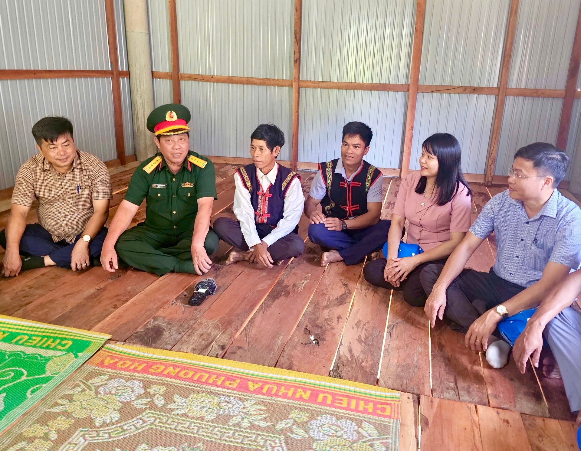 Đại diện Bộ Chỉ huy Quân sự tỉnh Bình Định và Huyện ủy Vân Canh thăm hỏi người dân sau khi được hỗ trợ xây dựng nhà.(ảnh Diễm Phúc)