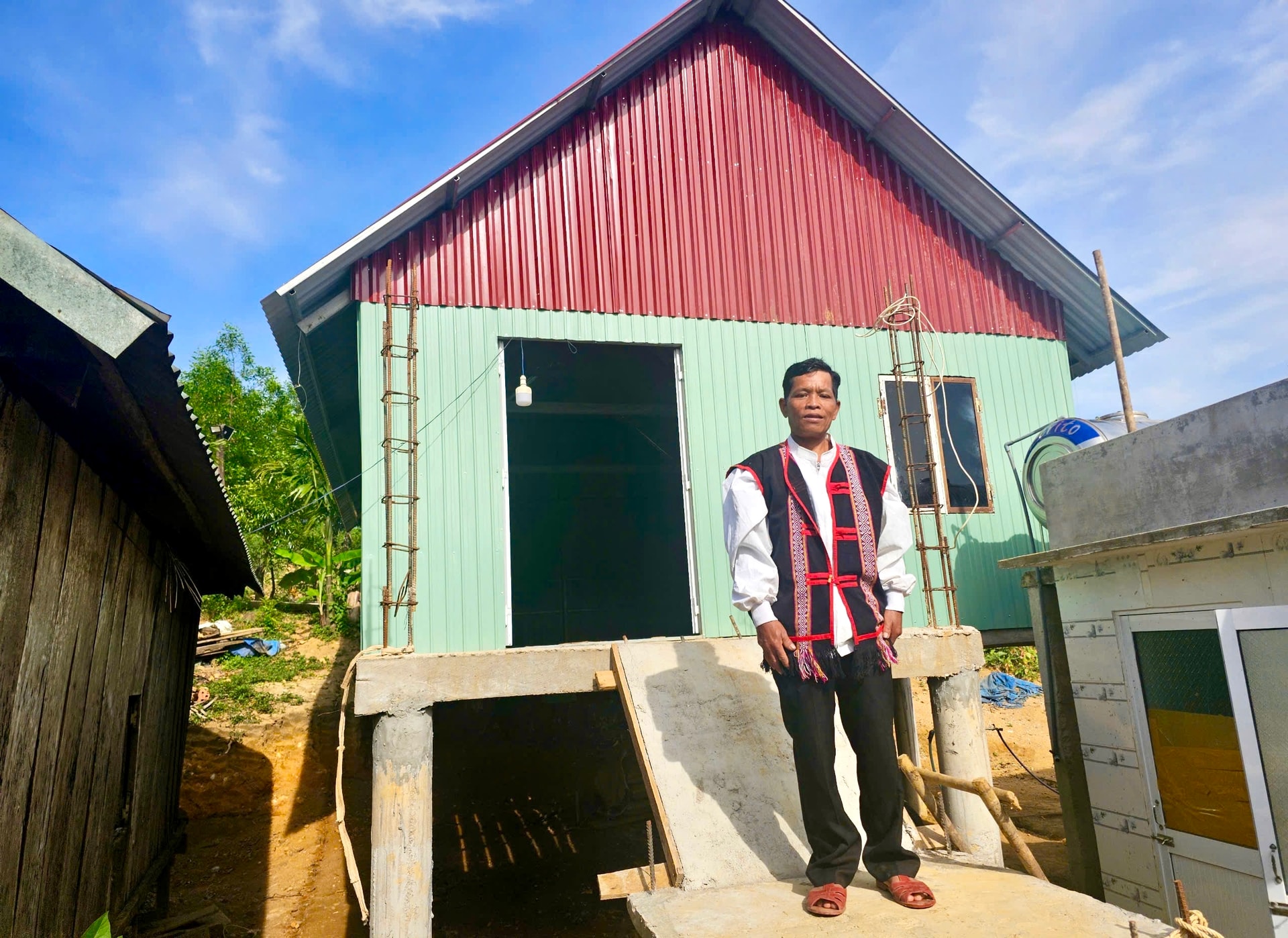 Ông Đinh Văn Trực vui mừng vì căn nhà tạm bợ của gia đình đã được xây mới. (ảnh Diễm Phúc)