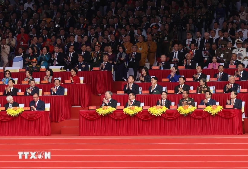 Các đồng chí lãnh đạo, nguyên lãnh đạo Đảng, Nhà nước và khách quốc tế tham dự lễ kỷ niệm. (Ảnh: TTXVN)
